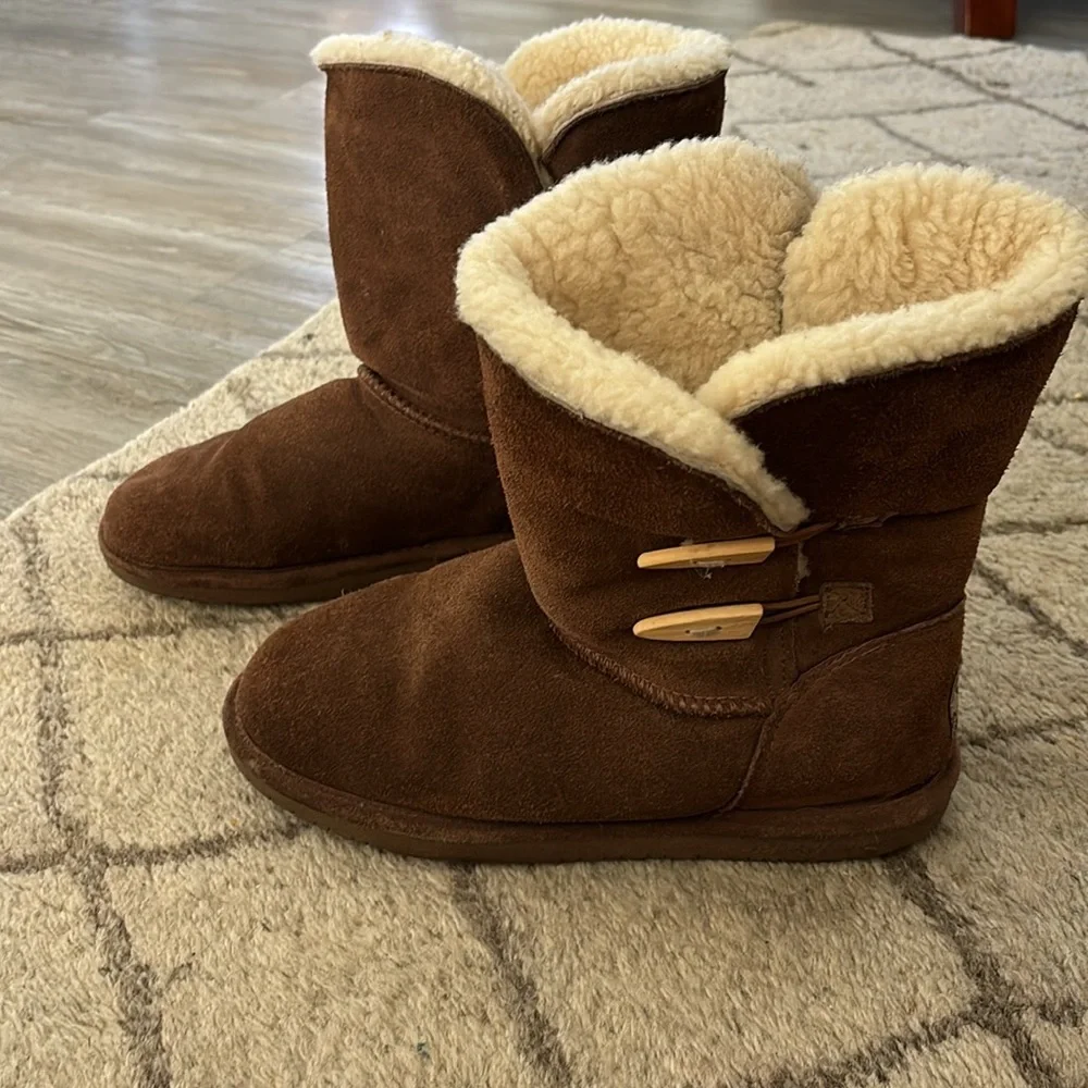 🌸 Bearpaw boots size 11